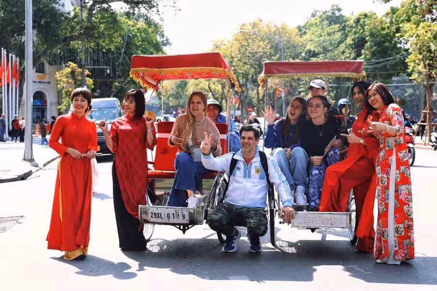 Du khách du lịch khám phá Hà Nội. Ảnh tư liệu