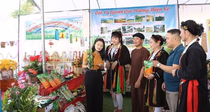  Người dân xã Sơn Thủy chia sẻ kinh nghiệm phát triển kinh tế, giảm nghèo bền vững. Ảnh Lý Thu