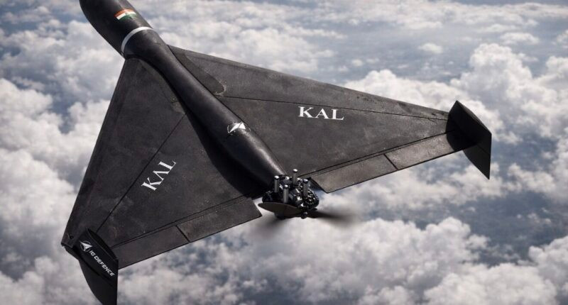 Một góc nhìn từ trên cao cho thấy chiếc drone tấn công một chiều Project KAL với thiết kế cánh tam giác, màu đen mờ. Ảnh: IDRW