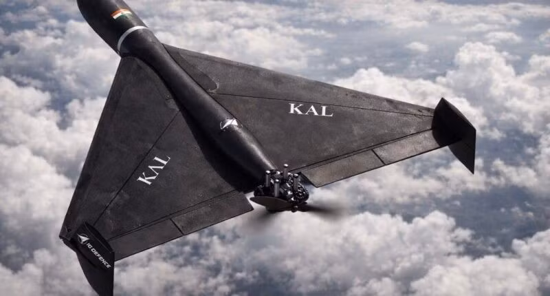 Một góc nhìn từ trên cao cho thấy chiếc drone tấn công một chiều Project KAL với thiết kế cánh tam giác, màu đen mờ. Ảnh: IDRW