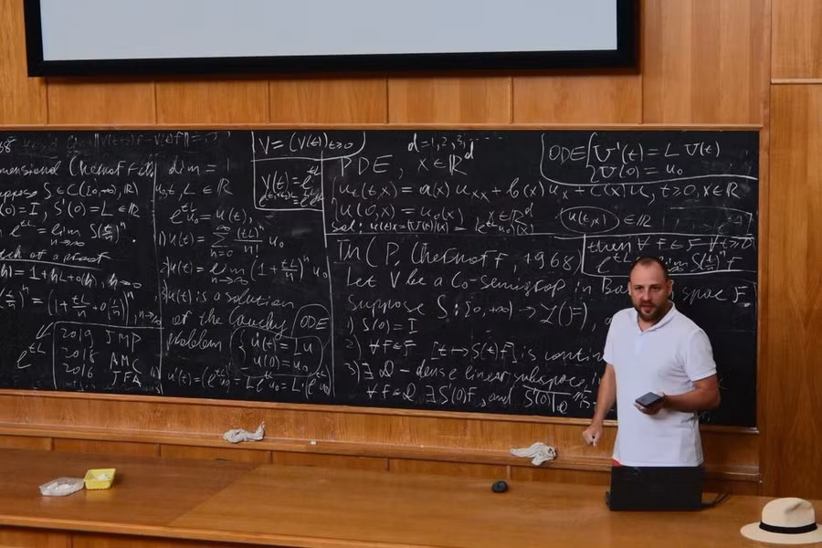 Nhà toán học công bố công thức phổ quát giải phương trình vi phân thử thách suốt 190 năm