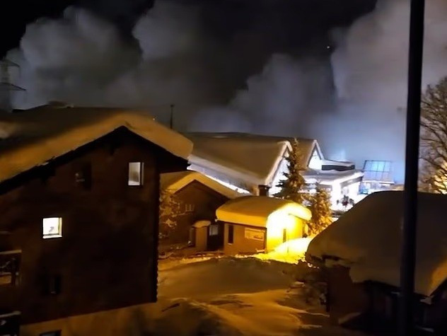 Khoảnh khắc ngôi làng Thụy Sĩ 'biến mất' trong biển tuyết lở khổng lồ