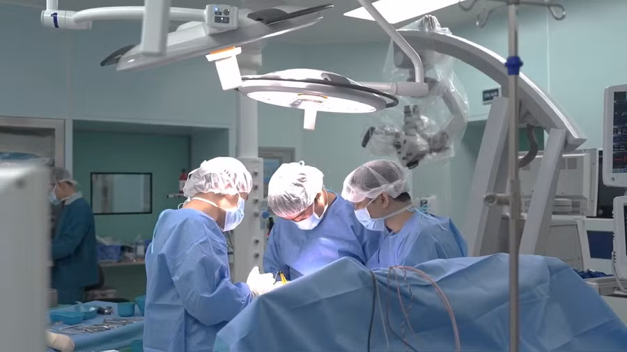 Các bác sĩ thực hiện phẫu thuật cho bệnh nhi.
