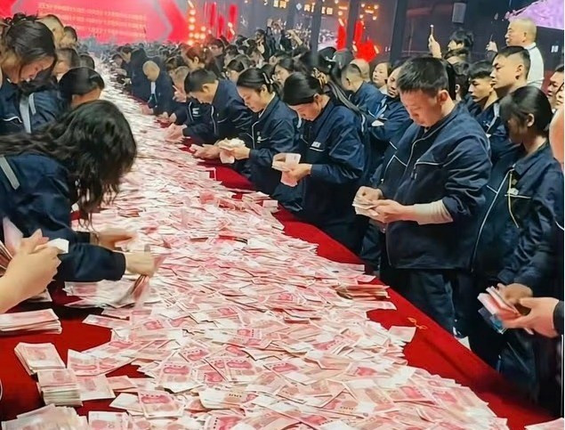 Nhân viên đếm những khoản tiền mặt khổng lồ mà công ty Henan Kuangshan Crane trao cho họ.