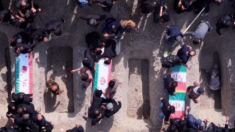 Tang lễ tập thể cho các em nhỏ thiệt mạng trong vụ tấn công của Mỹ - Israel nhằm vào trường tiểu học ở Minab, Iran ngày 3/3.