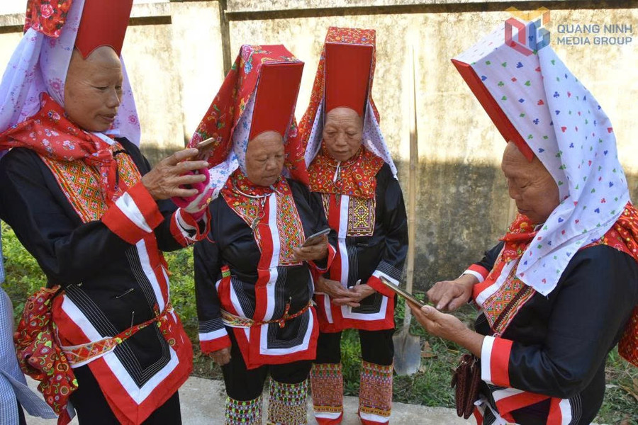 Người dân vùng DTTS đã chủ động sử dụng các tiện ích số nâng cao tri thức, phát triển kinh tế. Ảnh BQN