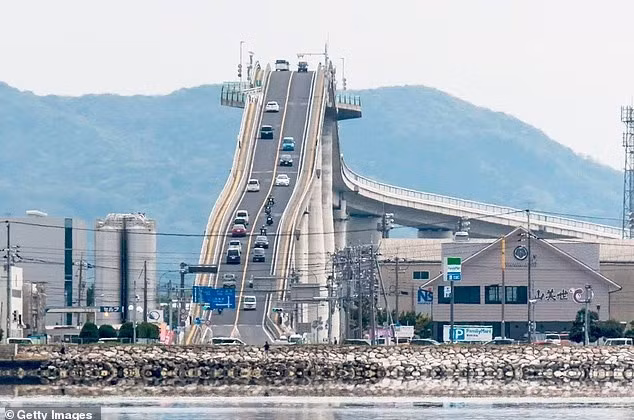 Cây cầu ‘điên rồ’ nhất Nhật Bản gây tranh luận xôn xao trên mạng xã hội