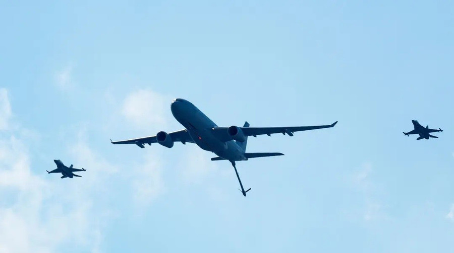Một máy bay châu Âu chuyên tiếp nhiên liệu trên không và vận tải quân sự Airbus A330 Multi Role Tanker Transport (MRTT) cùng với 2 tiêm kích General Dynamics F-16 Fighting Falcon.