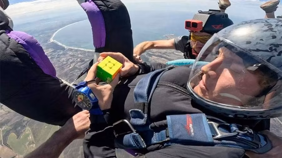 Người xác lập kỷ lục Rubik giữa không trung