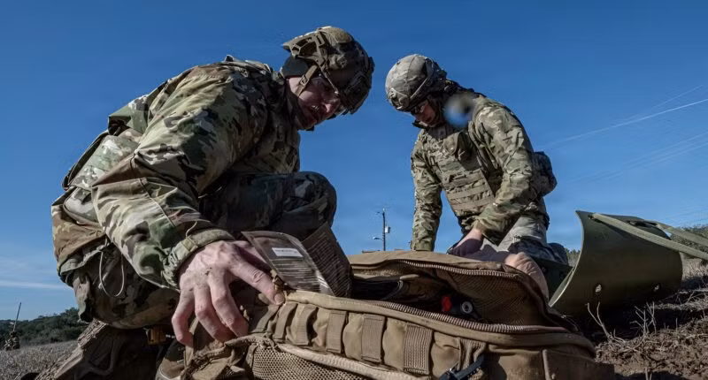 Các binh sĩ Lục quân Hoa Kỳ tham gia bài tập Chăm sóc thương vong chiến đấu chiến thuật.