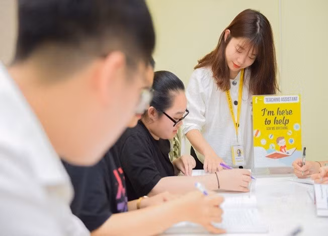 Học viên đang cùng nhau thảo luận về bài tập IELTS
