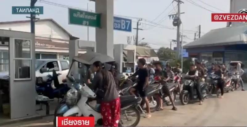 Người Thái Lan xếp hàng mua xăng dầu.