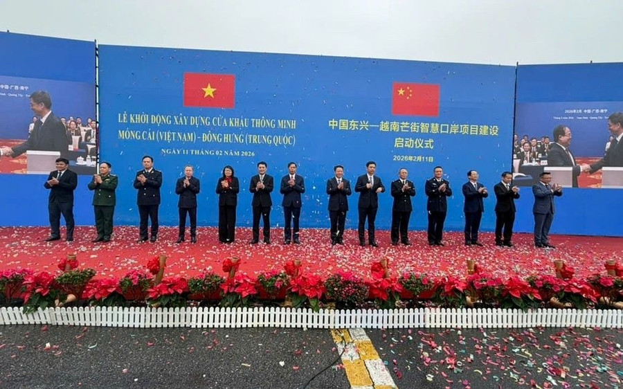 Cửa khẩu thông minh Móng Cái - Đông Hưng được khởi động xây dựng ngày 11/2, tạo cú hích mới cho giao thương xuyên biên giới Việt - Trung .