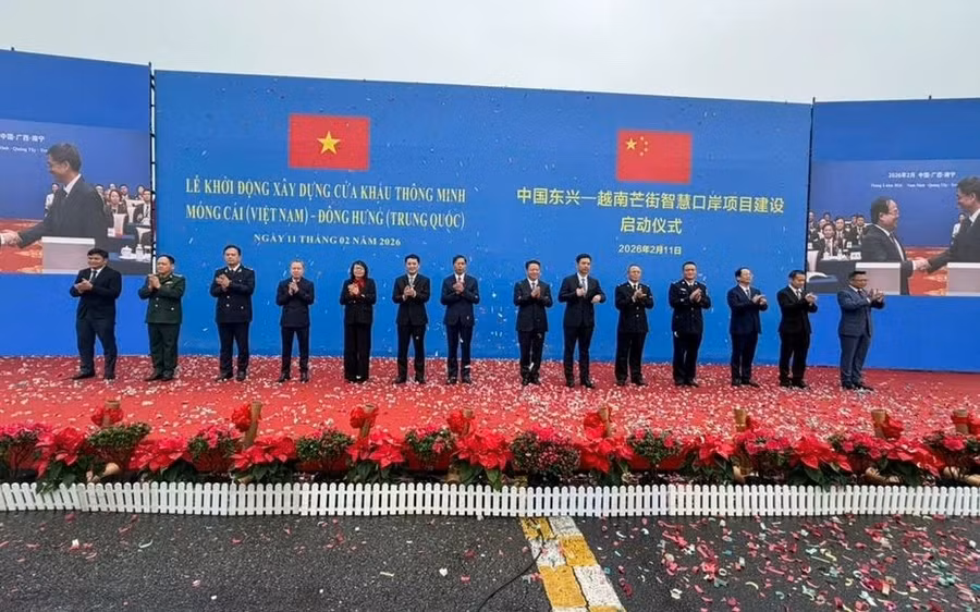 Cửa khẩu thông minh Móng Cái - Đông Hưng được khởi động xây dựng ngày 11/2, tạo cú hích mới cho giao thương xuyên biên giới Việt - Trung .