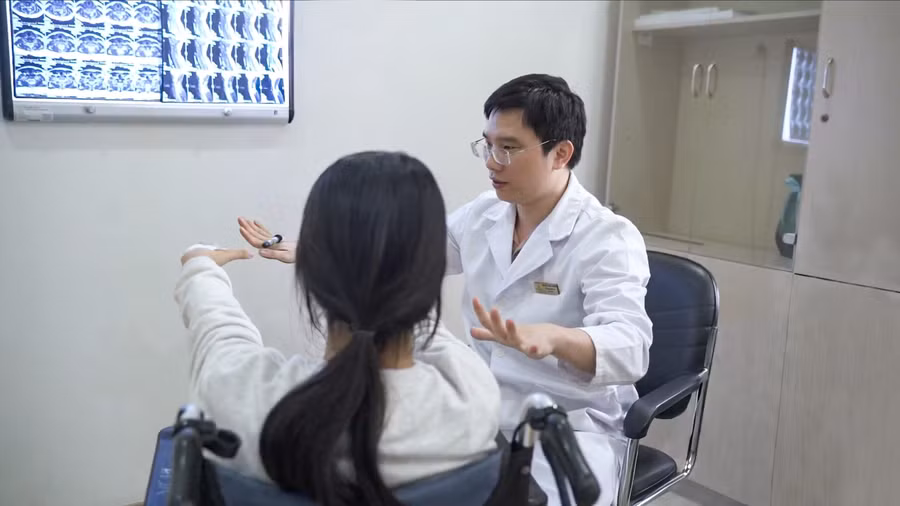 Bác sĩ Vinmec kiểm tra chức năng vận động cho bệnh nhi.
