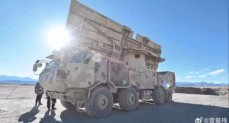 Vũ khí vi sóng Hurricane-3000 của Trung Quốc. 