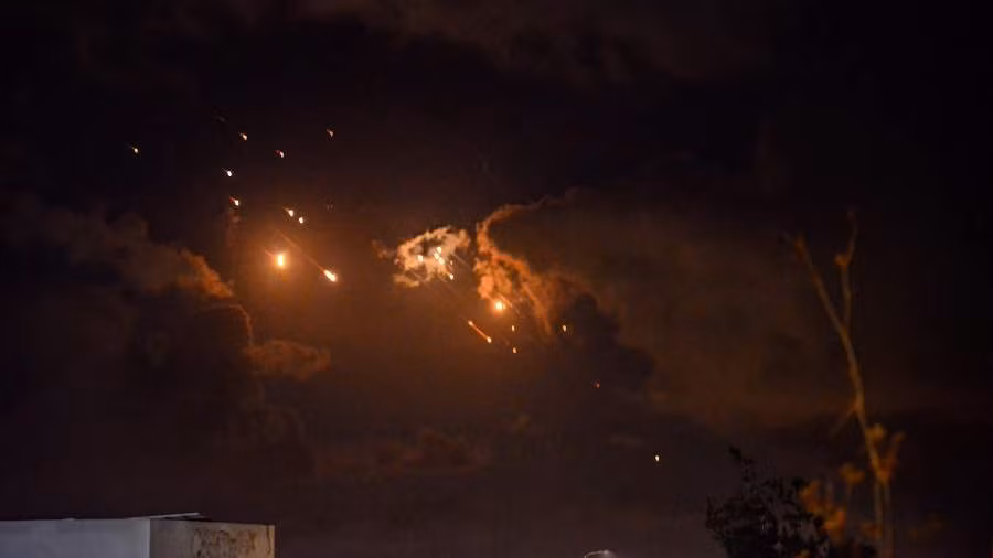 Vì sao tên lửa và drone Iran có thể trúng mục tiêu dân sự?