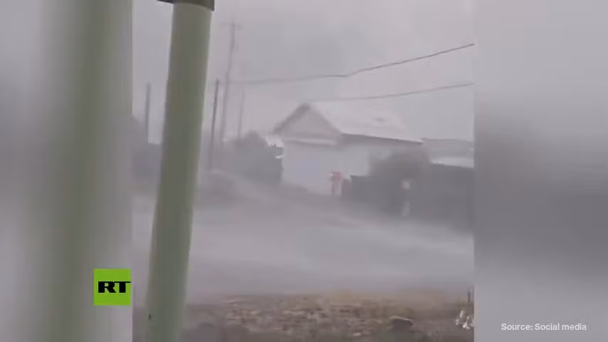 Video bão Dolphin quét qua Nhật Bản, hơn 50.000 tòa nhà mất điện