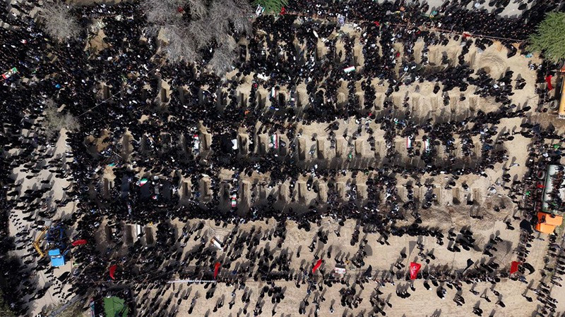 burial-of-martyred-students-in-minab-3.jpg