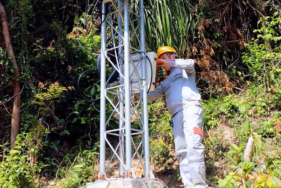 Nhân viên kỹ thuật của Viettel kiểm tra và vận hành trạm BTS phát sóng thông tin di động. Ảnh QN