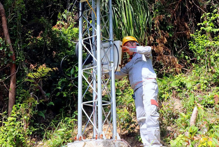 Nhân viên kỹ thuật của Viettel kiểm tra và vận hành trạm BTS phát sóng thông tin di động. Ảnh QN