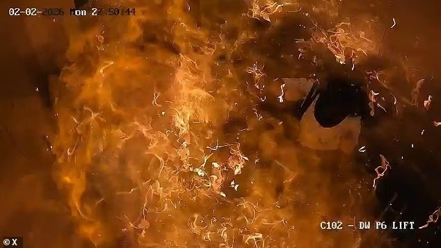 Khoảnh khắc thang máy bùng cháy dữ dội vì chùm bóng bay