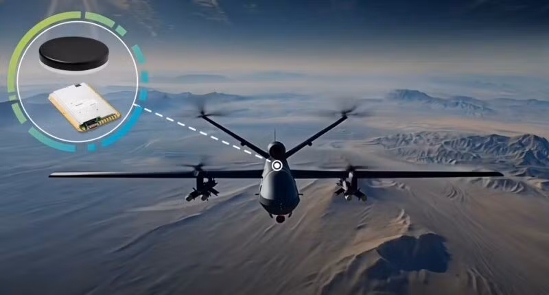 Ảnh chụp từ trên cao một phương tiện bay không người lái quân sự màu tối, được trang bị hệ thống anten GAJT-AE3. Ảnh: Hexagon.