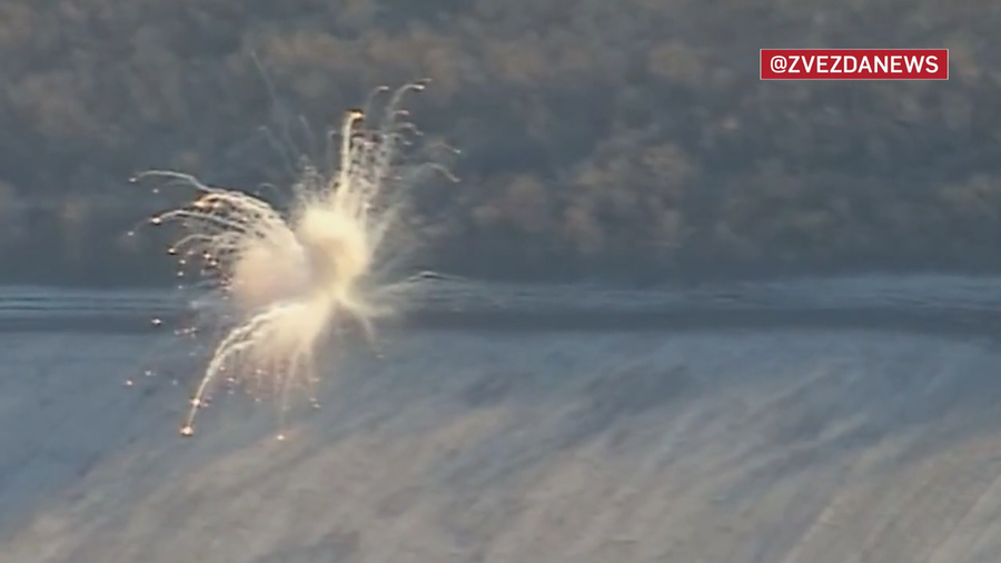 Khoảnh khắc UAV Lancet đánh trúng pháo tự hành CAESAR ở Zaporizhzhia