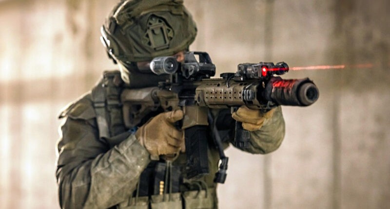 Một binh sĩ trong trang bị chiến thuật đầy đủ đang sử dụng thiết bị laser 2 bước sóng Sting Lumina. Ảnh: Meprolight