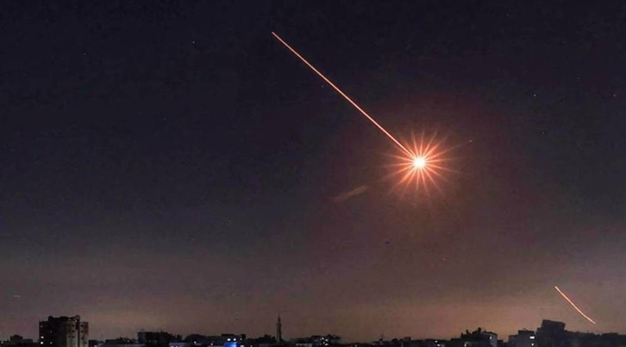 Tên lửa Iran bay vào không phận đối phương.