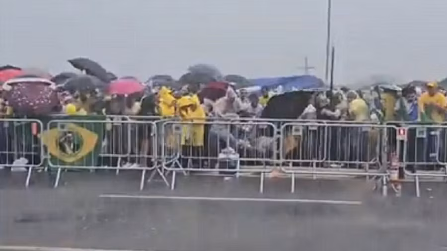 Khoảnh khắc 72 người bị sét đánh khi tham gia mít tinh