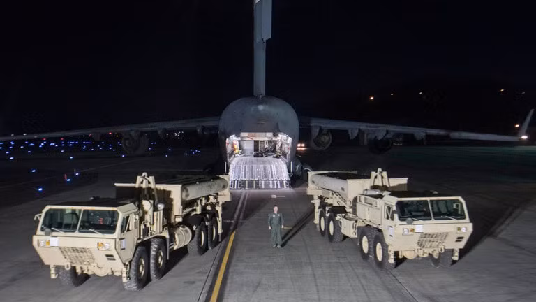 Thiết bị hệ thống THAAD của Mỹ đến Căn cứ Không quân Osan ở Hàn Quốc ngày 6/3/2017.