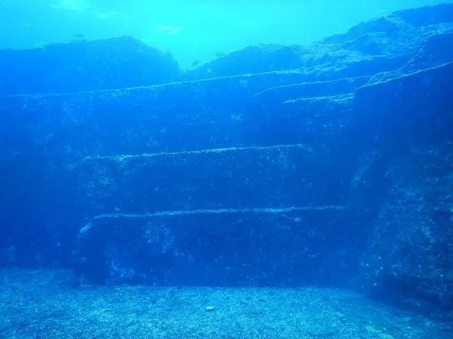 Một số khối đá sa thạch tại Đài tưởng niệm Yonaguni.