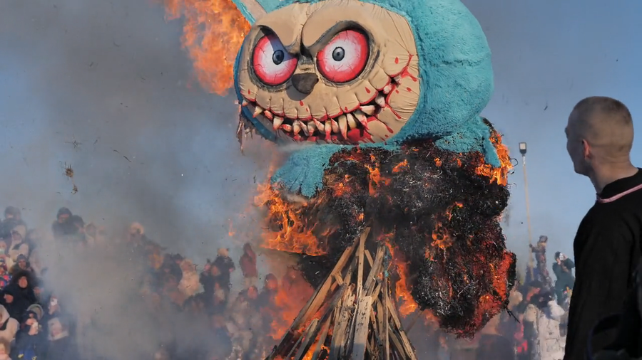Video Labubu khổng lồ bị thiêu rụi trong lễ hội, gây tranh luận mạnh mẽ