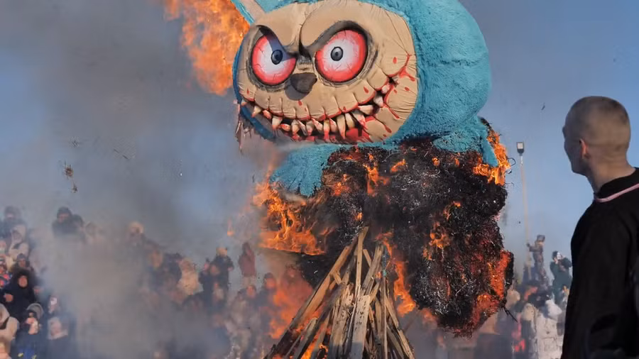 Video Labubu khổng lồ bị thiêu rụi trong lễ hội, gây tranh luận mạnh mẽ