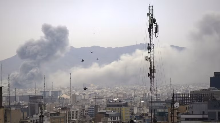 Khói bốc lên sau các cuộc không kích của Mỹ và Israel ở thủ đô Tehran, Iran, ngày 13/3.