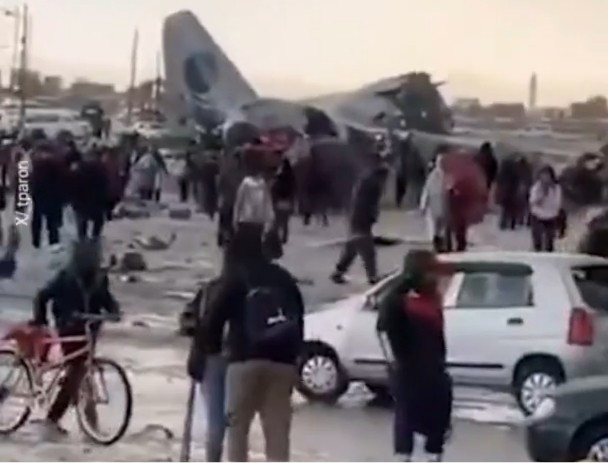 Máy bay quân sự rơi, tiền văng khắp đường cao tốc