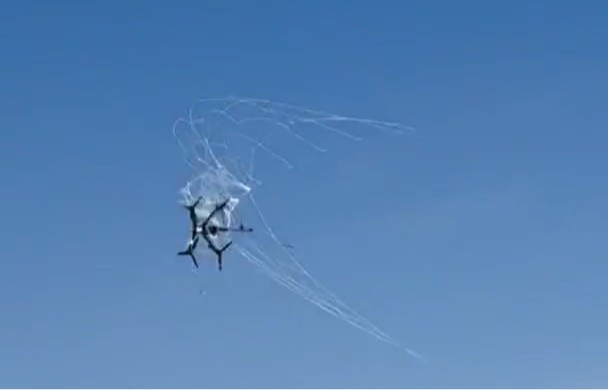 Video lưới bẫy drone từ súng phóng lựu giúp tóm gọn phi đội cảm tử