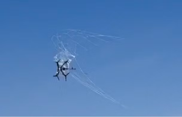 Video lưới bẫy drone từ súng phóng lựu giúp tóm gọn phi đội cảm tử