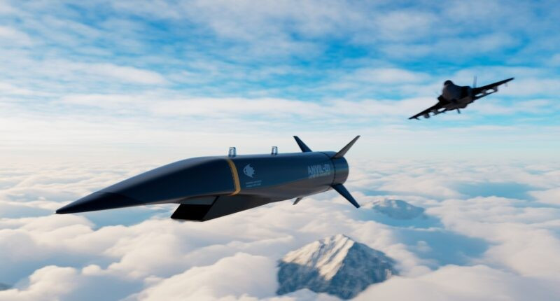 Một tên lửa siêu âm Night Hawk đang bay ở độ cao lớn phía trên những đám mây, với một máy bay chiến đấu ở phía xa. Ảnh: Specter Aerospace.