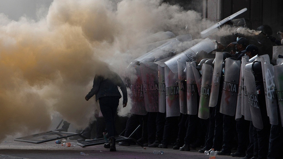 Mexico chìm trong khói lửa.
