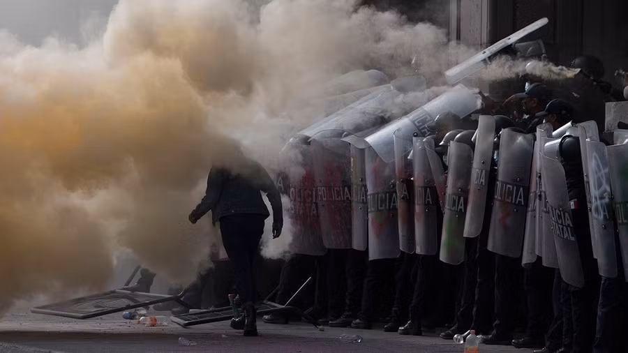 Mexico chìm trong khói lửa.