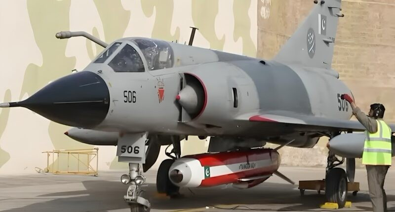 Một máy bay chiến đấu-ném bom Mirage IIIEA ROSE của Không quân Pakistan (PAF) trên đường băng, mang theo tên lửa hành trình phóng từ trên không Taimoor (ALCM) trên giá treo vũ khí giữa thân máy bay. Ảnh: Cục Quan hệ Công chúng Liên quân