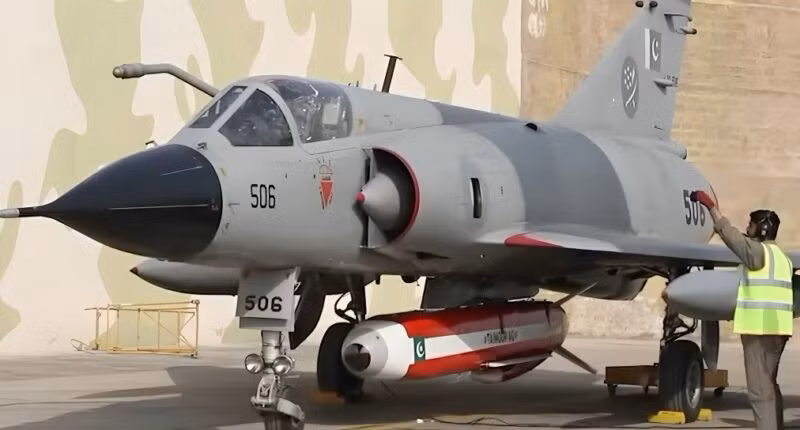Một máy bay chiến đấu-ném bom Mirage IIIEA ROSE của Không quân Pakistan (PAF) trên đường băng, mang theo tên lửa hành trình phóng từ trên không Taimoor (ALCM) trên giá treo vũ khí giữa thân máy bay. Ảnh: Cục Quan hệ Công chúng Liên quân