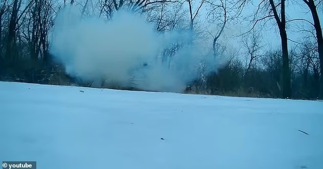 Video cây bất ngờ phát nổ giữa giá lạnh khắc nghiệt