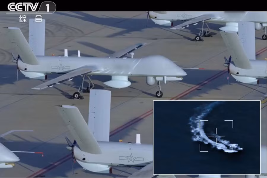 Drone KVD002 của Trung Quốc đã tấn công một mục tiêu hải quân đang di chuyển, thể hiện khả năng trinh sát và tấn công chính xác trên biển. 