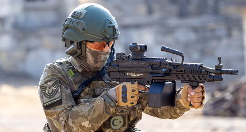 Một binh sĩ vận hành súng máy KMG556CL trong buổi trình diễn thực địa. Ảnh: KALEKALIP