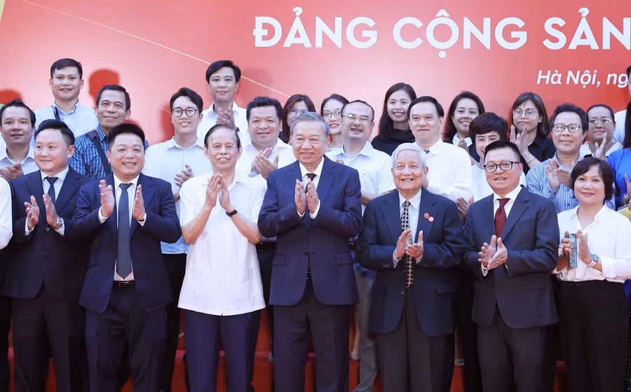 TBT Tô Lâm, Nhà báo Hồng Vinh và các đại biểu trong Lễ ra mắt trang thông tin đặc biệt của Báo Nhân Dân về Đảng Cộng sản Việt Nam. (Ảnh do tác giả cung cấp).