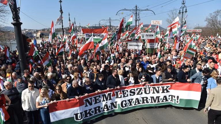 Biển người xuống đường ở thủ đô Hungary với thông điệp bất ngờ