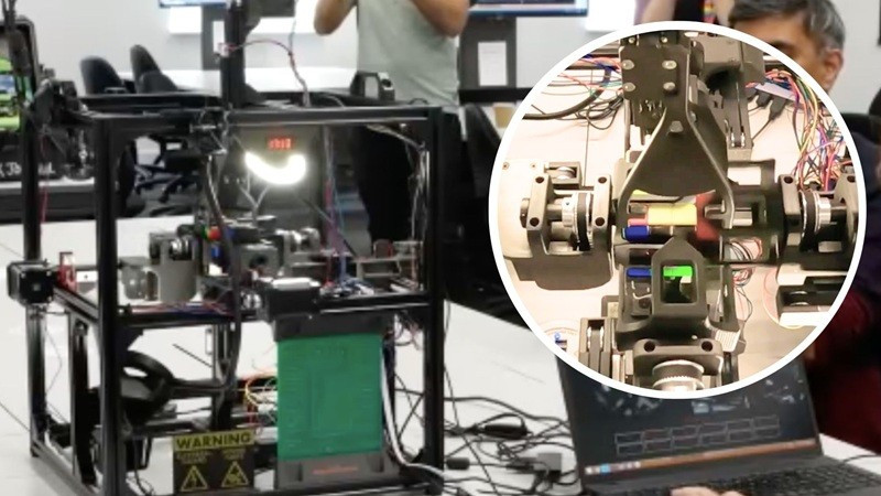 Robot được xây dựng quanh một khung trung tâm giữ khối Rubik cố định.